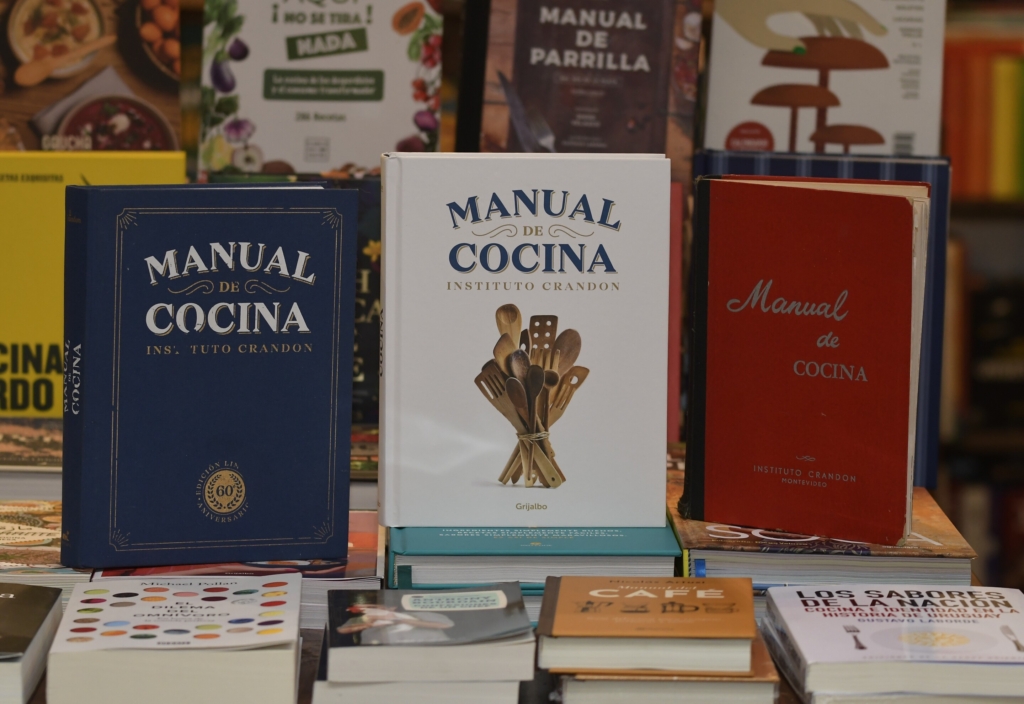 Tres ediciones del Manual de cocina a través del ojo de Leonardo Mainé